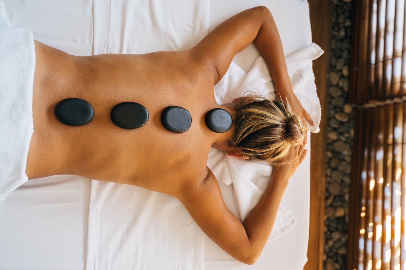 Rücken- und Nackenmassage im Studio – wärmende Anwendung am Rücken