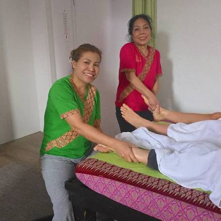 Traditionelle Thaimassage im Studio – Dehn- und Strecktechnik an Bein und Fuß, Pammi und Team