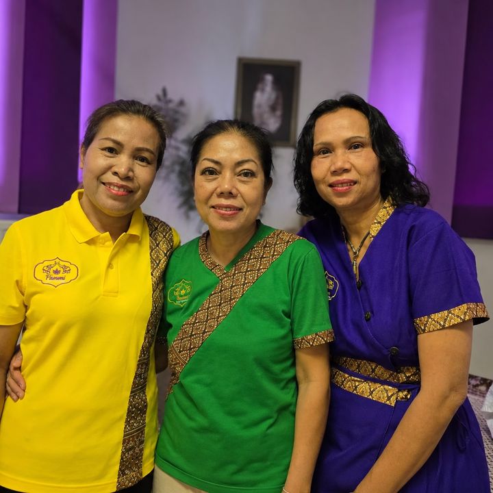 Das Team des Studios zu dritt in traditioneller Thai-Kleidung im Behandlungsraum